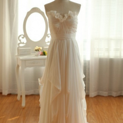 A Line Sweetheart Ivory Chiffon Wedding Dress..