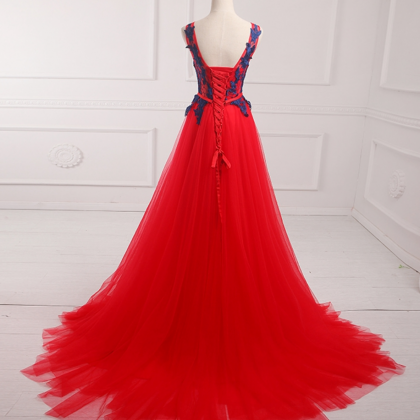 The Evening Gown Of The Thin Gauze Border Red..