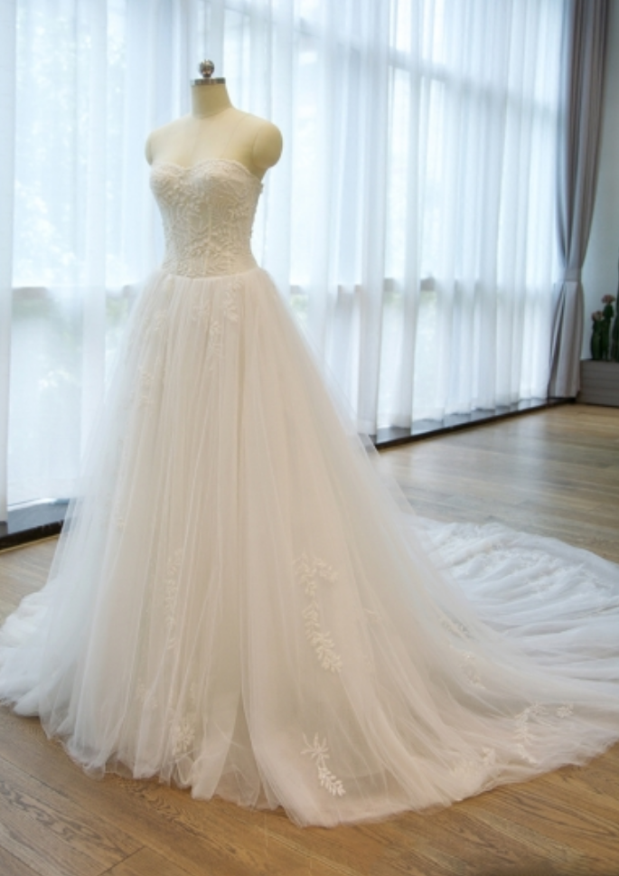 Luxury Strapless -Up Appliques A Line Chapel Train Wedding Dress