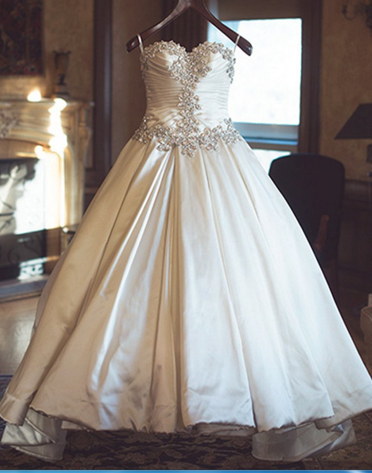Royal Style Ivory Taffeta Sweetheart Wedding Dresses Ball Gowns Beaded Pleat Long Bride Wedding Dress