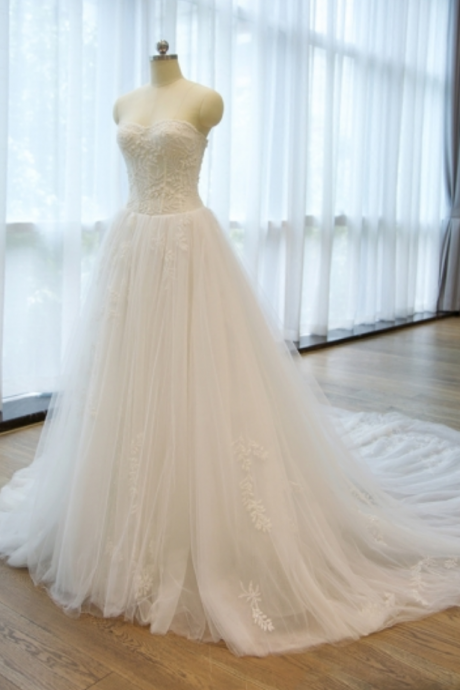  Luxury Strapless -Up Appliques A Line Chapel Train Wedding Dress