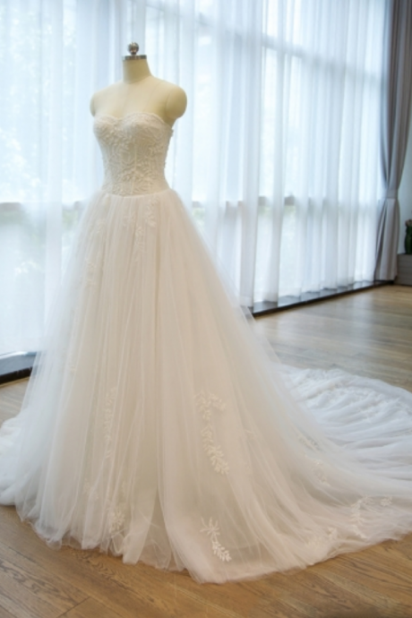 Luxury Strapless -Up Appliques A Line Chapel Train Wedding Dress