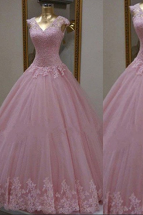 Capped Sleeves V-neck Appliques Ball Gown Tulle Prom Dresses