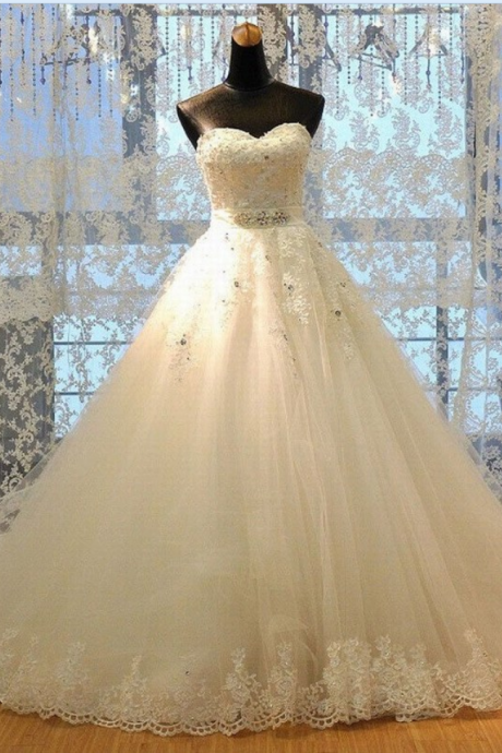 Luxury A-line Strapless Sweetheart Neck Lace Applique Tulle Chapel Train Ivory/white Wedding Dress
