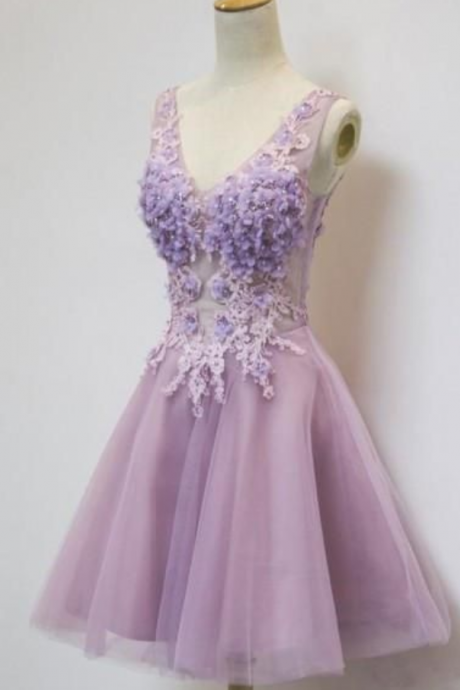 Floral A-line V-neck Knee Length Tulle Homecoming Dress With Appliques