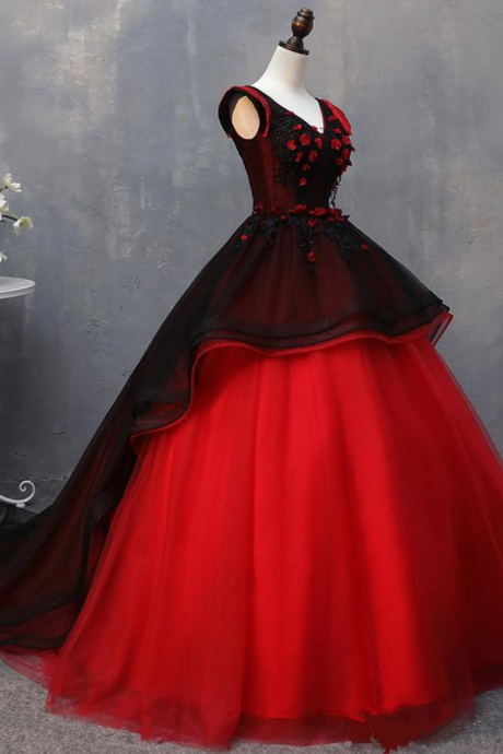 Sexy Red And Black Lace V-neck Ball Gown Quinceanera Dresses Appliques Lace Up Sweet 16 Dresses Debutante 15 Year Party Dress